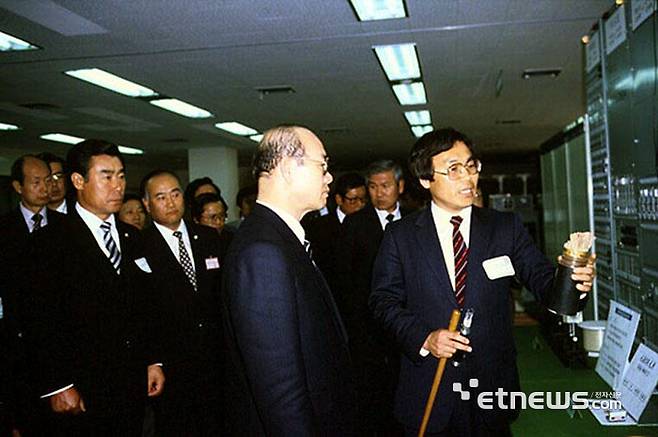 전두환 대통령이 1984년 4월 12일 한국전기통신연구소를 시찰, 전자교환기 등 개발 제품을 돌아보고 연구원들을 격려하고 있다. 국가기록원 제공
