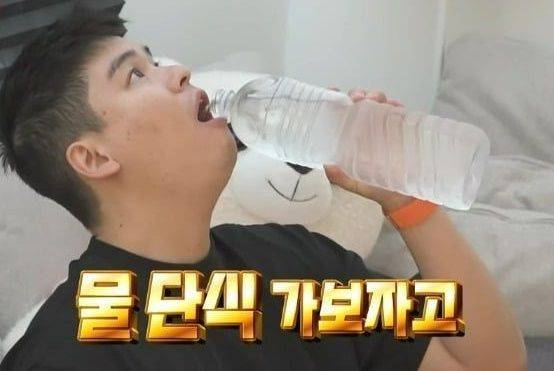 지난해 공개된 배우 이장우의 '물단식' 다이어트 모습. [이미지출처=MBC '나혼자산다' 방송화면 캡처]