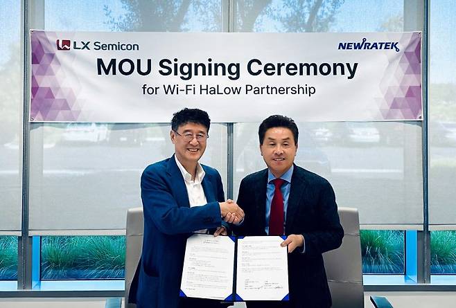 이윤태 LX세미콘 대표이사 사장(왼쪽)과 이석규 뉴라텍 대표이사가 MOU를 체결한 뒤 악수하고 있다. LX세미콘 제공