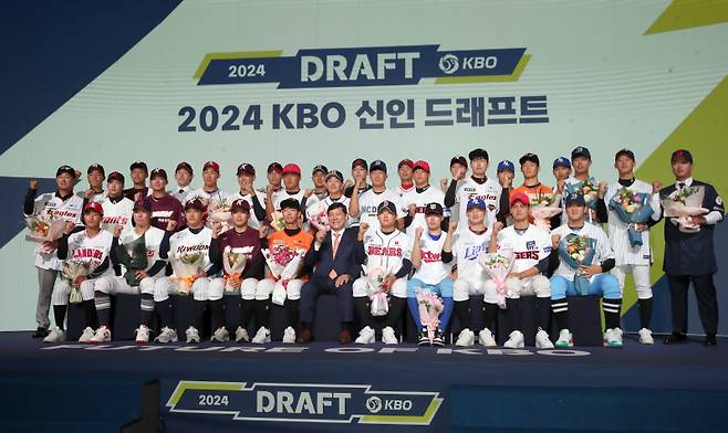 2024 KBO 신인 드래프트가 14일 오후 서울 중구 웨스틴조선호텔 그랜드볼룸에서 열렸다. 지명 받은 선수들이 허구연 KBO총재와 함께 포토타임을 갖고 있다. 정시종 기자 /2023.09.14.
