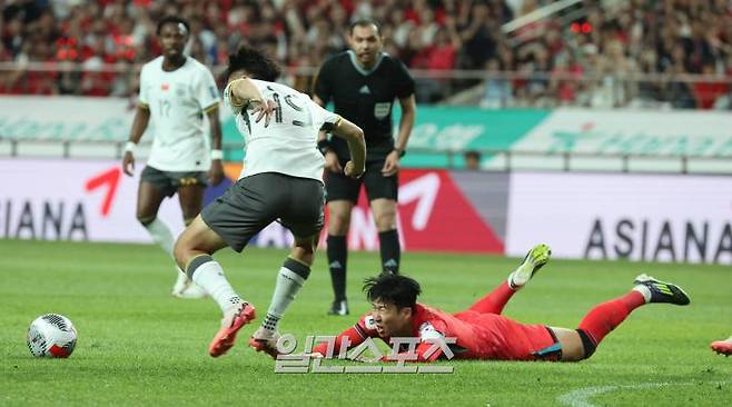 김도훈 임시감독이 이끄는 한국축구대표팀이 11일 오후 서울월드컵경기장에서 중국을 상대로 2026 FIFA 북중미월드컵 아시아지역 2차 예선 C조 최종전을 펼쳤다.손흥민이 돌파하다 중국의 파울에 넘어지고있다.상암=정시종 기자 capa@edaily.co.kr /2024.06.11.