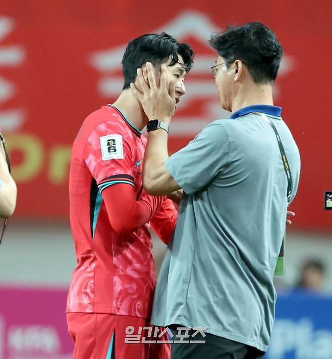 김도훈 임시감독이 이끄는 한국축구대표팀이 11일 오후 서울월드컵경기장에서 중국을 상대로 2026 FIFA 북중미월드컵 아시아지역 2차 예선 C조 최종전을 펼쳤다. 한국이 1-0 승리했다. 경기종료후 김도훈 감독이 손흥민을 격려하고있다. 상암=정시종 기자 capa@edaily.co.kr /2024.06.11.