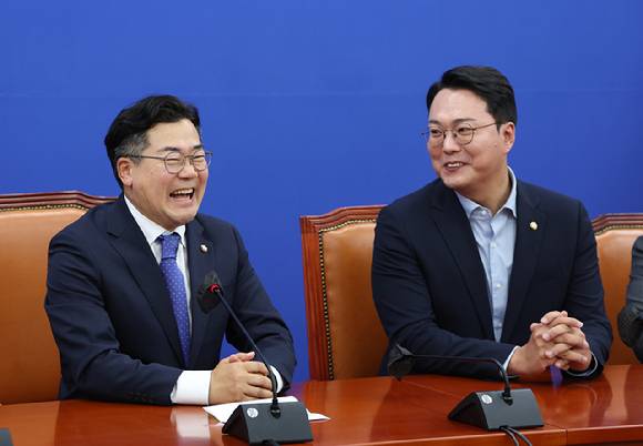 박찬대 더불어민주당 원내대표와 천하람 개혁신당 원내대표가 11일 서울 여의도 국회에서 만나 대화하고 있다. 2024.06.11. [사진=뉴시스]