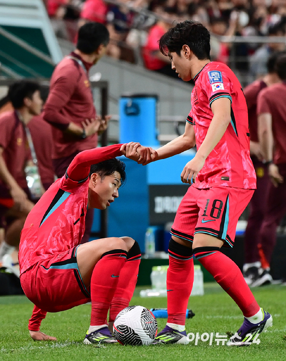 2026 FIFA 북중미 월드컵 2차 예선 대한민국과 중국의 경기가 11일 오후 서울월드컵경기장에서 열렸다. 전반 한국 이강인이 상대 반칙으로 넘어진 손흥민을 일으켜 세우고 있다. [사진=정소희 기자]