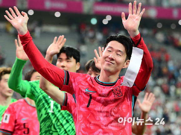 11일 오후 서울월드컵경기장에서 열린 2026 FIFA 북중미 월드컵 2차 예선 대한민국과 중국의 경기가 1:0 대한민국의 승리로 끝났다. 손흥민이 관중석을 향해 손을 흔들고 있다. [사진=정소희 기자]