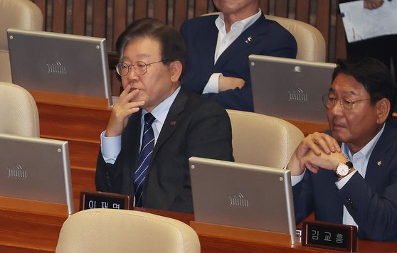 이재명 더불어민주당 대표가 10일 오후 서울 여의도 국회에서 국민의힘 불참 속에 진행된 상임위원장 선출을 위한 본회의에 참석해 생각에 잠겨 있다. 뉴스1