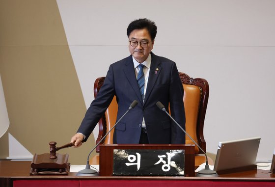 우원식 국회의장이 10일 국회에서 열린 본회의에서 안건을 상정하며 의사봉을 두드리고 있다. 연합뉴스