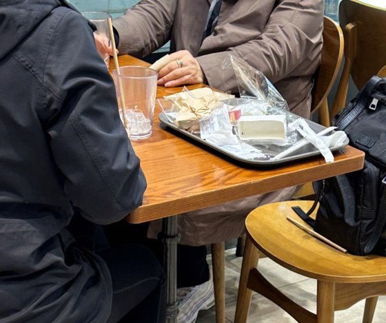 쓰레기와 뒤섞여 버려지는 페비닐 배출 실태.  사진 서울시