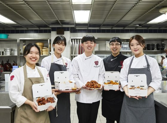 경희대학교 호텔관광대학이 ‘경희 도전과제’의 지원으로 ‘산업연계 리더십 개발 프로그램: 피클(Program for IC Leadership Development(PICLD) in H&T)’을 운영하고 있다. 식품신상품개발론 수강생들은 교촌치킨과 10개의 신제품을 개발했다.