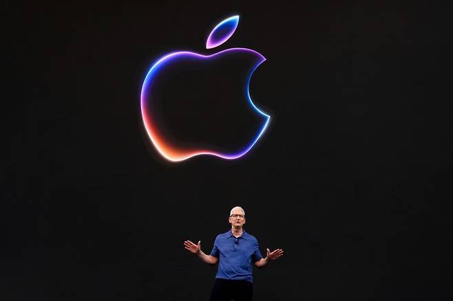팀 쿡 애플 최고경영자(CEO)가 10일(현지시간) 미 캘리포니아 애플 본사에서 새 서비스를 발표하고 있다. 사진=AP