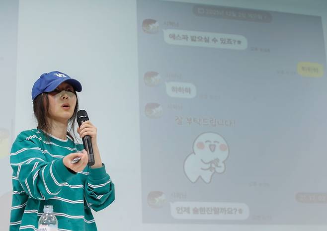 그룹 뉴진스의 소속사 어도어 민희진 대표가 4월 25일 서울 서초구 한국컨퍼런스센터에서 하이브 경영권 탈취 시도와 관련한 배임 의혹에 긴급기자회견을 갖고 방시혁 하이브 의장과 나눈 카톡을 공개하고 있다./사진=뉴스1