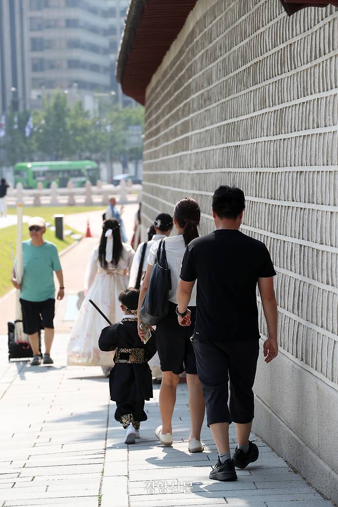 11일 관광객들이 서울 경복궁 담장 그늘을 따라 걸어가고 있다. 정지윤 선임기자