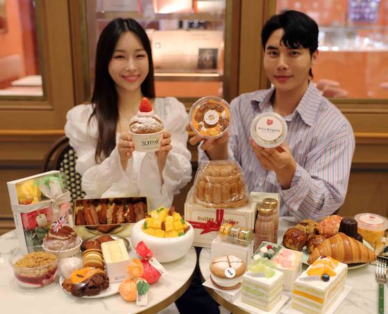 Models present colorful desserts. [SHINSEGAE DEPARTMENT STORE]