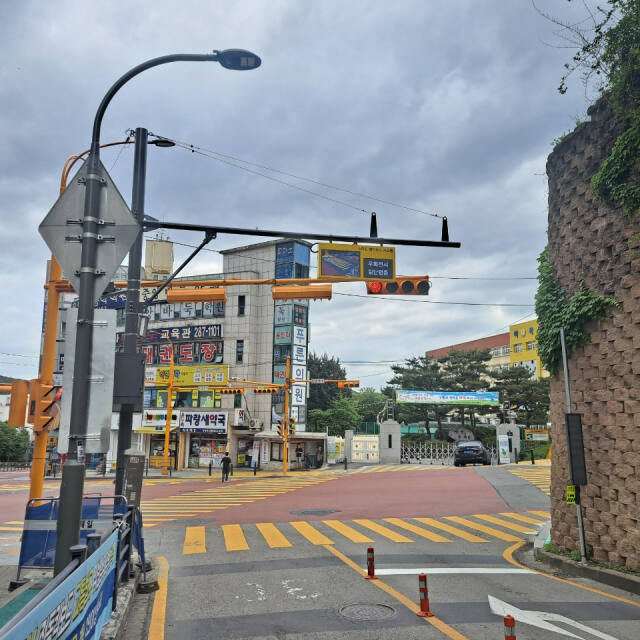 용인 기흥구 마북동 마북초등학교 사거리에 설치된 우회전 안내전광판. 용인특례시 제공