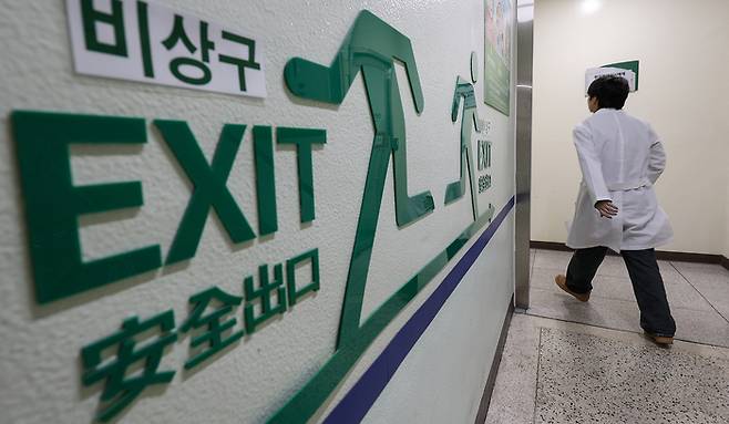 의정갈등이 계속되고 있는 지난 4일 대구 한 대학병원에서 의료관계자가 이동하고 있다. [사진 = 연합뉴스]