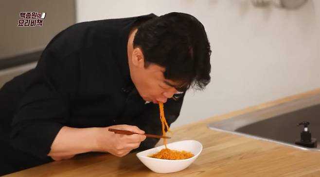 백종원 더본코리아 대표가 유튜브에서 뜨거운 비빔면 레시피를 공개했다. [사진  = 백종원 대표 유튜브 채널 캡처]