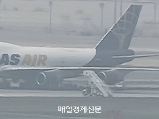 11일 오전 아틀라스 소속 항공기 5Y8692 편이 착륙 중 타이어 파손으로 인천공항 활주로에 멈춰서 있다.
 이 사고로 활주로 한 개가 운영이 중단됐다.
인천국제공항공사에 따르면 미국 아틀라스항공 소속 화물기 5Y8692편은 이날 오전 7시께 제1 활주로에 착륙하는 과정에서 타이어가 파손됐다.2024.06.11[이충우기자]