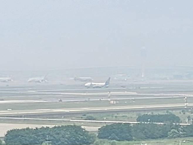 인천공항 제1활주로에 멈춰 있는 미국 아틀라스항공 화물기. <독자제공>