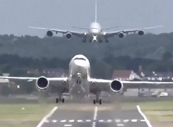 인도 뭄바이 공항 활주로에서 에어인디아항공 여객기가 이륙하는 동시에 인디고항공 여객기가 착륙하는 위험천만한 상황이 벌어졌다. [사진 = SNS 캡처]