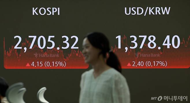 11일 오후 서울 중구 하나은행 딜링룸 전광판에 코스피 지수가 표시되는 모습. /사진=뉴시스