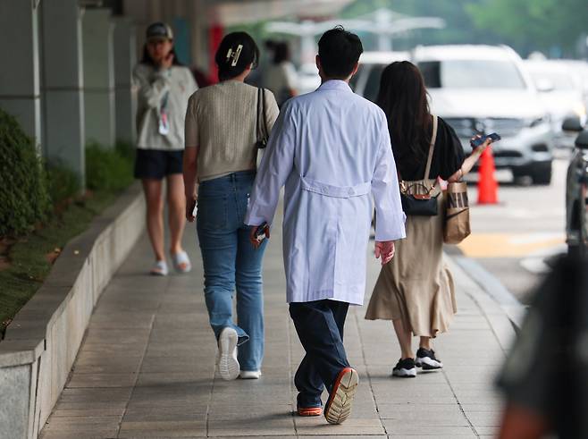 서울의대 교수와 대한의사협회(의협)의 집단휴진 계획 발표에 이어 전국의과대학교수협의회(전의교협) 등이 동참 여부를 논의하기로 하는 등 의정갈등이 격화하고 있는 가운데, 11일 오전 서울 시내 한 대형병원에서 한 의료관계자가 이동하고 있다. [연합]