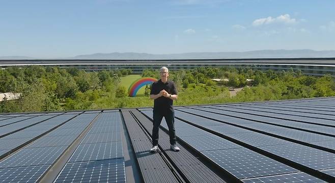 팀 쿡 애플 CEO가 10일(현지시각) 진행된 WWDC24에서 새로운 OS 업데이트에 대해 소개하고 있다. (사진=애플 제공) *재판매 및 DB 금지