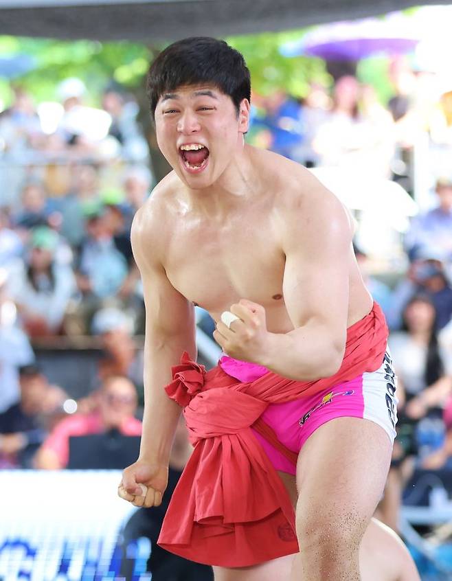 [서울=뉴시스] 최정만(영암군민속씨름단)은 11일 강원도 강릉시 강릉단오제 행사장 내에서 열린 '위더스제약 2024 강릉단오장사씨름대회' 금강장사(90㎏ 이하) 결정전(5판3선승제)에서 정종진(울주군청)을 3-0으로 제압했다.(사진=대한씨름협회 제공) *재판매 및 DB 금지