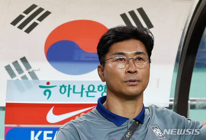 [서울=뉴시스] 황준선 기자 = 김도훈 대한민국 축구 국가대표팀 감독이 11일 오후 서울 마포구 서울월드컵경기장에서 열린 2026 국제축구연맹(FIFA) 북중미 월드컵 아시아 지역 2차 예선 조별리그 C조 6차전 한국과 중국의 경기 시작 전 애국가를 부르고 있다. 2024.06.11. hwang@newsis.com