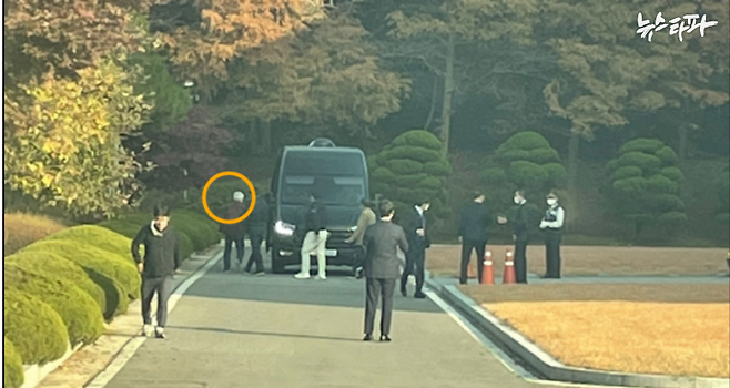 2022년 10월경 수원대 본관 앞에서 촬영된 이인수 전 총장과 그를 배웅하는 직원들 모습