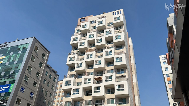 쌍방울그룹이 안부수 회장 측에 제공한 것으로 알려진 서울시 송파구 거여동 소재 오피스텔. 이곳의 시세는 매매가 기준 4억여 원, 전세가 기준으로는 3억여 원이다.&nbsp;