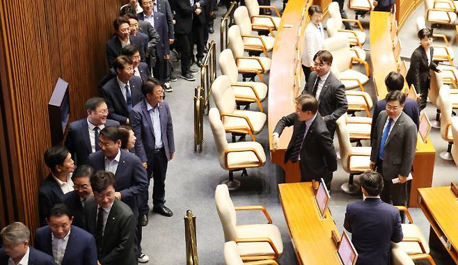 10일 국회에서 열린 본회의에서 더불어민주당 이재명 대표를 비롯한 야당 의원들이 상임위원장 선출을 위한 투표를 하기 위해 줄을 서 있다. 연합뉴스