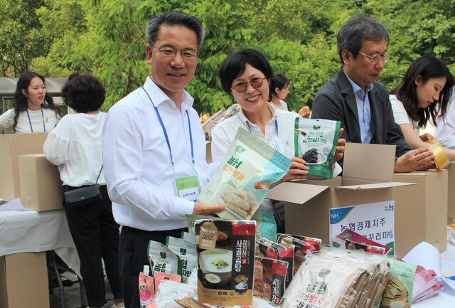 박서홍 농협경제지주 농업경제대표(왼쪽)와 안경주 충남사회혁신센터장이 10일 충남 공주 한국문화연수원에서 열린 ‘이웃사랑 꾸러미 공동제작 및 나눔 행사'에서 농협 농식품으로 꾸러미를 만들고 있다. 농협경제지주