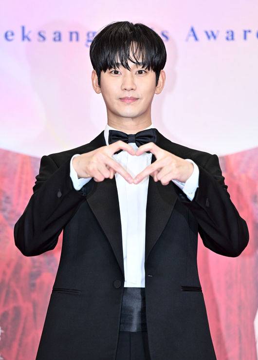 [OSEN=조은정 기자]제 60회 백상예술대상 레드카펫 행사가 7일 서울 강남구 코엑스에서 열렸다.'60회 백상예술대상’에는 지난 1년간 TV·영화·연극 분야에서 활약한 대중문화 예술계 종사자들이 총출동한다. 지난해에 이어 관객과 함께 즐기는 축제의 장이다. 백상만의 품격 있는 시상식으로 관객들의 눈과 귀를 즐겁게 할 예정이다. 올해도 신동엽·수지·박보검이 MC를 맡아 믿고 보는 진행력을 자랑한다.&nbsp;배우 김수현이 레드카펫을 밟고 있다.  2024.05.07 /cej@osen.co.kr