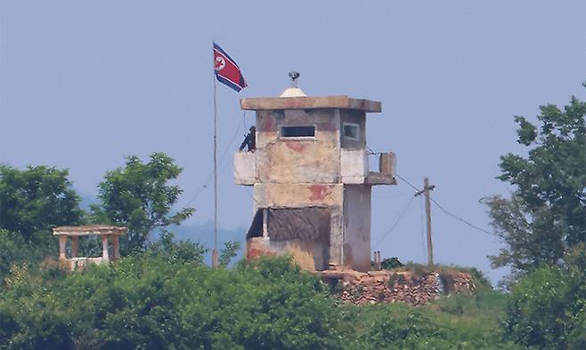 지난 9일 경기도 파주 접경지역에서 바라본 북한군 초소에서 북한군 병사가 경계근무를 서고 있다. 연합뉴스