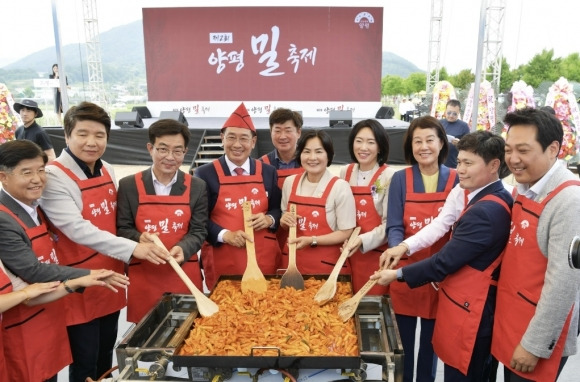 지난 7일~9일  지평역 일대와 청운면 밀 경관단지에서 열린 제2회 양평 밀 축제에 방문객 4만3000여명이 다녀갔다. 양평군 제공