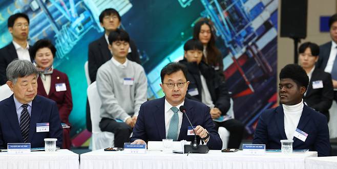 최재원 SK 수석부회장(가운데)이 지난해 12월6일 부산항 국제전시컨벤션센터에서 열린 부산시민의 꿈과 도전 격려 간담회에서 발언하고 있다. ⓒ대통령실통신사진기자단