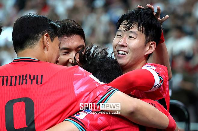 ▲ 한국은 11일 오후 8시 서울월드컵경기장에서 2026 국제축구연맹(FIFA) 북중미월드컵 아시아지역 2차예선 C조 조별리그 최종전에서 중국을 상대로 1-0으로 이겼다.&nbsp;후반 7분, 중국이 한국 진영에서 코너킥을 얻었다. 그런데 세트피스 전술(?)이 이상했다. 박스 안 대부분 선수들이 골키퍼 조현우를 둘러싸 시야를 방해했다. 농담을 조금 섞는다면 흡사 '팬미팅' 같은 장면이었다. 중국의 어이없는 전술을 본 모하메드 칼레드 알 호이시(사우디아라비아) 심판은 크게 분노했다ⓒ곽혜미 기자