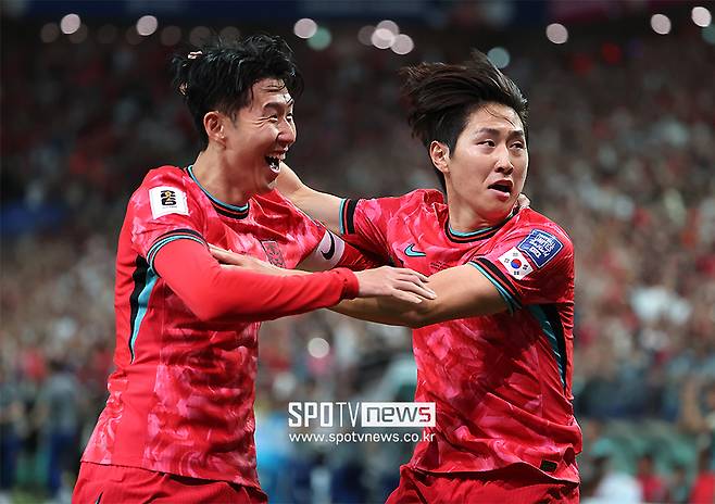 ▲ 이강인이 11일 오후 8시 서울월드컵경기장에서 열린 2026 국제축구연맹(FIFA) 북중미월드컵 아시아지역 2차예선 C조 조별리그 최종전에서 중국에 한 방을 날렸다. 결승골을 넣고 한국의 2차예선 전승을 이끌었다. 이후 공동취재구역(믹스트존) 인터뷰에서 "당시에 너무 정신이 없어서 기억이 나지 않는다"라면서도 "형들이 너무 기뻐해주고 팀 동료들도 축하해줬다. 너무 고마웠다"라고 말했다. 이강인에게 더 중요했던 건 팀 승리였다. 그는 "골보다 팀이 6월 두 경기에서 연승을 할 수 있어서 정말 기쁘다"라고 답했다 ⓒ곽혜미 기자