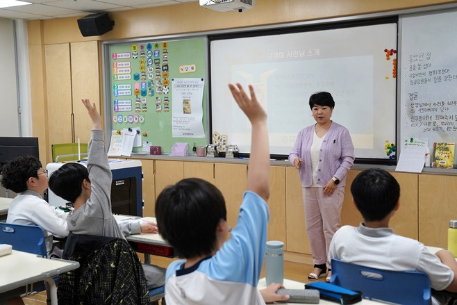 학생들이 사전에 작가의 저서를 읽고 메모해 두었던 궁금한 점들을 질문하고 있다.