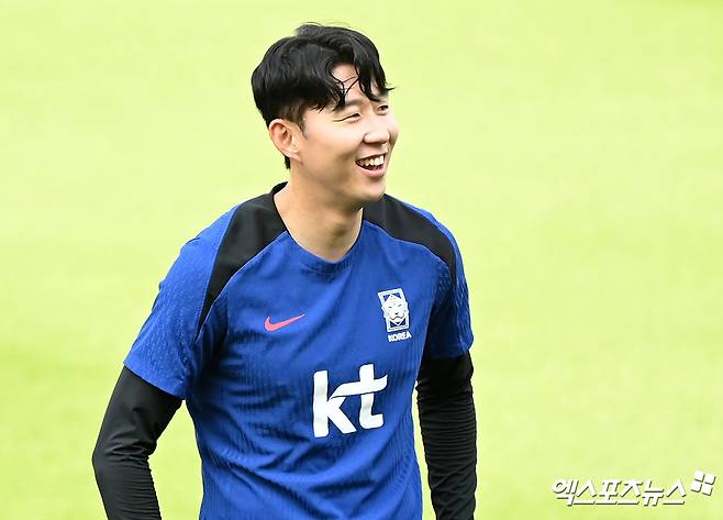 김도훈 임시 감독이 이끄는 축구대표팀(FIFA랭킹 23위)은 11일 오후 8시 서울월드컵경기장에서 중국(88위)과 북중미(캐나다·미국·멕시코 공동개최) 월드컵 아시아 2차예선 C조 최종전을 치른다. 김도훈호는 손흥민과 황희찬, 이강인이 최전방 스리톱을 구성해 중국을 상대한다. 중국은 브라질 출신 귀화 공격수 페이난두오를 선발 카드로 꺼냈다. 간판 공격수 우레이는 벤치에서 대기할 예정이다. 고양, 김한준 기자