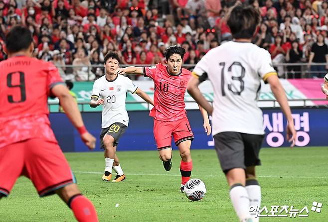 김도훈 임시 감독이 이끄는 대한민국 축구 국가대표팀이 11일 서울월드컵경기장에서 열린 중국 축구 국가대표팀과의 2026 국제축구연맹(FIFA) 북중미(캐나다-미국-멕시코 공동 개최) 월드컵 아시아지역 2차 예선 C조 최종전에서 이강인의 결승 골로 1-0으로 승리했다. 이강인은 싱가포르전에 이어 두 경기 연속 골을 터뜨리며 중국전 승리와 3차 예선 1포트 확보를 이끌었다. 서울월드컵경기장, 김한준 기자