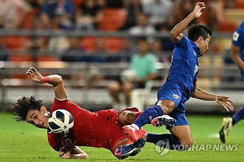 중국이 조별리그 최종전에서 한국에 패배하고도 웃었다. 중국을 추격하던 태국이 홈에서 싱가포르와 비겼지만 득실차에서 순위를 뒤집지 못했고, 결국 C조 2위를 유지한 중국이 3차 예선으로 향하게 됐다. 태국이 3점 차 승리에 실패하면서 웃은 쪽은 중국이었다. 중국은 같은 날 서울월드컵경기장에서 열린 한국과의 조별리그 최종전에서 이강인의 결승포에 실점해 패배했으나 간신히 3차 예선 진출에 성공했다. 사진 연합뉴스