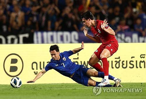 중국이 조별리그 최종전에서 한국에 패배하고도 웃었다. 중국을 추격하던 태국이 홈에서 싱가포르와 비겼지만 득실차에서 순위를 뒤집지 못했고, 결국 C조 2위를 유지한 중국이 3차 예선으로 향하게 됐다. 태국이 3점 차 승리에 실패하면서 웃은 쪽은 중국이었다. 중국은 같은 날 서울월드컵경기장에서 열린 한국과의 조별리그 최종전에서 이강인의 결승포에 실점해 패배했으나 간신히 3차 예선 진출에 성공했다. 사진 연합뉴스