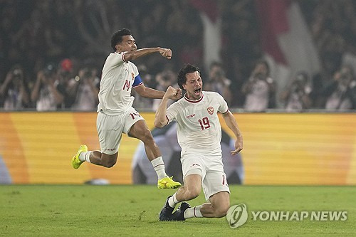 신태용 감독이 이끄는 인도네시아 축구대표팀이 11일 수도 자카르타 겔로라 붕카르노에서 열린 2026 북중미 월드컵 아시아 2차예선 F조 최종전에서 필리핀을 2-0으로 완파하고 3차예선에 진출했다. 인도네시아는 3차예선에서 자국 축구 사상 처음으로 월드컵 본선 티켓에 도전할 수 있게 됐다. 인도네시아는 신 감독의 리더십과 더불어 유럽에서 인도네시아 2중 국적자 혹은 인도네시아 혈통을 찾아 국적 부여하는 방식으로 대표팀을 강화했다. 연합뉴스