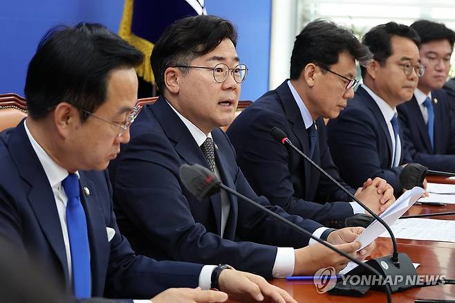 원내대책회의 주재하는 박찬대 원내대표 (서울=연합뉴스) 김주성 기자 = 더불어민주당 박찬대 원내대표(왼쪽에서 두번째)가 11일 오전 서울 여의도 국회에서 열린 원내대책회의를 주재하고 있다. 2024.6.11 utzza@yna.co.kr