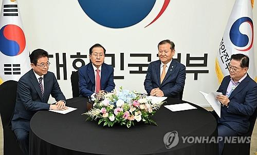 인사말 하는 홍준표 대구시장   (서울=연합뉴스) 최재구 기자 = 4일 서울 종로구 정부서울청사에서 열린 대구.경북 통합 논의 관계기관 간담회에서 홍준표(왼쪽 두 번째) 대구시장이 인사말을 하고 있다. 왼쪽부터 이철우 경북도지사, 홍 시장, 이상민 행안부 장관, 우동기 지방시대위원장. 2024.6.4 [공동취재]
    jjaeck9@yna.co.kr
(끝)