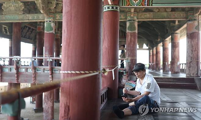 밀양 34도 부채 필수 (밀양=연합뉴스) 김동민 기자 = 경남 밀양지역 낮 최고 기온이 34도까지 오른 11일 오후 밀양 영남루에서 한 시민이 부채질하고 있다. 2024.6.11 image@yna.co.kr