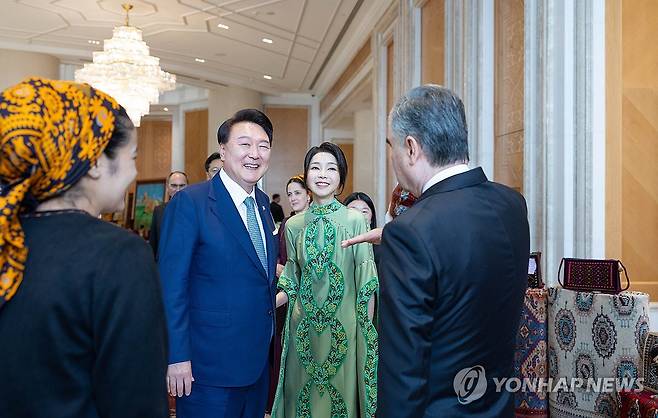 윤석열 대통령 부부, 투르크 최고지도자 부부와 친교오찬 (아시가바트[투르크메니스탄]=연합뉴스) 홍해인 기자 = 윤석열 대통령과 김건희 여사 11일(현지시간) 투르크메니스탄 아시가바트 한 호텔에서 투르크메니스탄 국가최고지도자 겸 인민이사회 의장인 구르반굴리 베르디무하메도프 전 대통령 부부와의 친교오찬에서 이야기를 나누고 있다.  2024.6.11 [공동취재] hihong@yna.co.kr