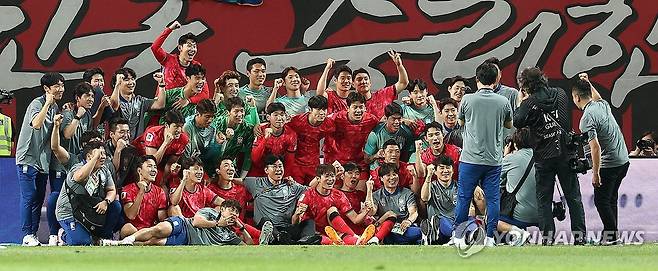 기념촬영하는 축구 대표팀-김도훈 감독 (서울=연합뉴스) 류영석 기자 = 11일 서울월드컵경기장에서 열린 2026 북중미 월드컵 아시아 지역 2차 예선 C조 6차전 한국과 중국의 경기.
    대표팀 선수들이 승리 후 김도훈 임시 감독 및 코칭 스태프들과 기념촬영을 하고 있다. 2024.6.11 ondol@yna.co.kr