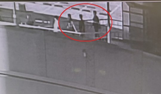 경찰관 2명이 가해남성을 임의동행해 가는 모습 (CCTV 영상 캡처)